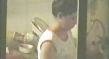 bathroom sex Cô gái nghịch ngợm với sex anh em lồn.